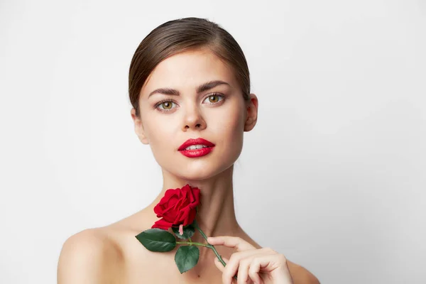 Femme avec fleur rouge lèvres rouges charme lumière de luxe — Photo