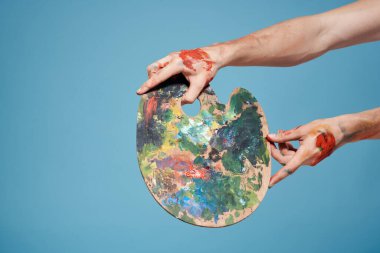 Ressamın elindeki palet sanat eseri çiziyor yaratıcılık mavi arka plan