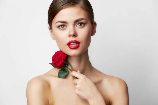 Nő vörös virág Nézz előre tiszta bőr varázsa piros ajkak — Stock Fotó