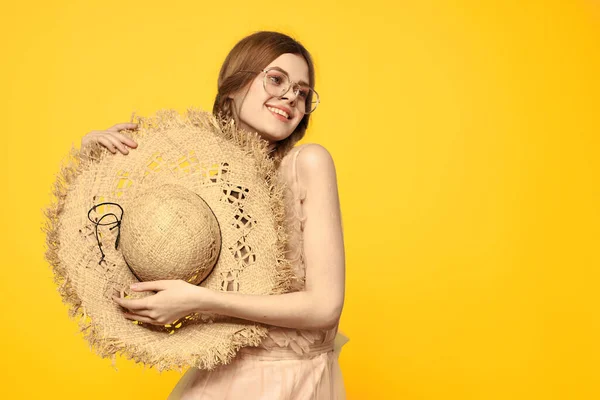 Retrato mulher em chapéu de palha no fundo amarelo corte vista de verão vestido modelo tranças romance — Fotografia de Stock