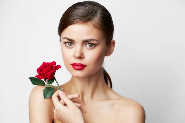 Morena con una rosa Glamor mirar hacia adelante labios rojos maquillaje —  Fotos de Stock