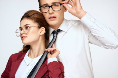 Erkek ve kadın iş arkadaşları. Yetkililer iletişimin hafif arka planında.