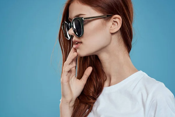 Bella donna in occhiali da sole fascino capelli lunghi bianco t-shirt sfondo blu — Foto Stock