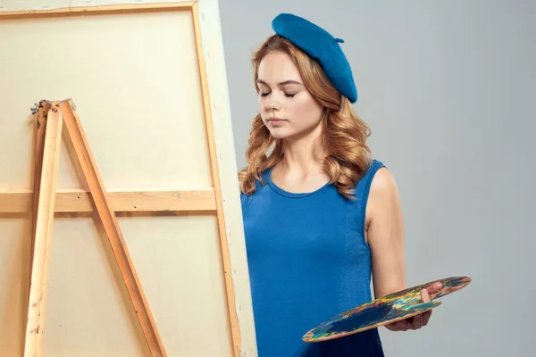 Женщина-художник синего берета рисунок палитры мольберт искусство хобби Creative — стоковое фото