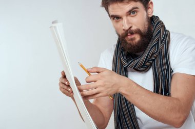 Sandalyede oturan erkek sanatçı fırça resim sehpası, yaratıcı ışık arka planı