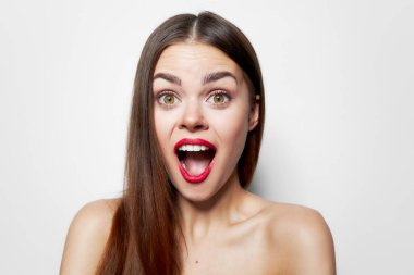 Duygusal kadın ağzı açık, çıplak omuzları öne çıkarıyor. 