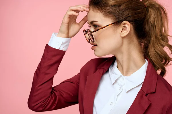 Mulher elegante em óculos de jaqueta vermelha gerente de escritório fundo rosa — Fotografia de Stock
