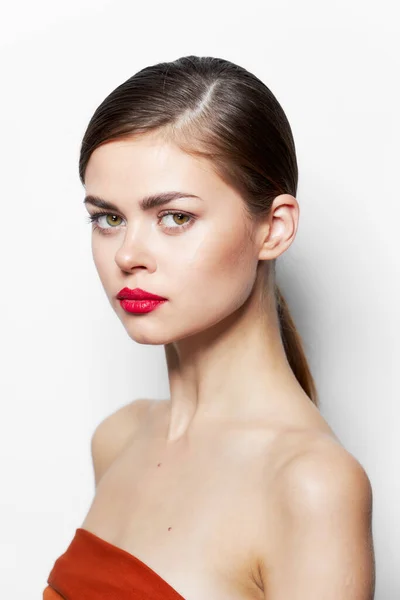Güzel kadın kırmızı dudaklar cazibeli görünüş — Stok fotoğraf