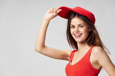 Neşeli kadın Başında kırmızı şapka Gülümseme tişörtü 