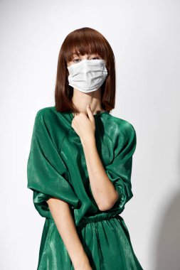  Moda kadın koronavirüsü, eldivenli model ve koruyucu tıbbi maske.