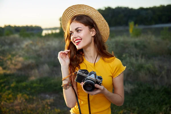 Fotografin mit Hut rote Lippen Naturkamera Lifestyle — Stockfoto