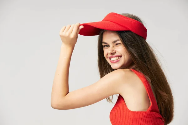Χαρούμενη γυναίκα χαμόγελο Κόκκινο καπέλο στο κεφάλι t-shirt close-up — Φωτογραφία Αρχείου