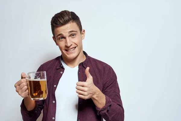 Homme ivre avec une tasse de bière vacances alcool style de vie dans une chemise rouge émotions fond clair — Photo