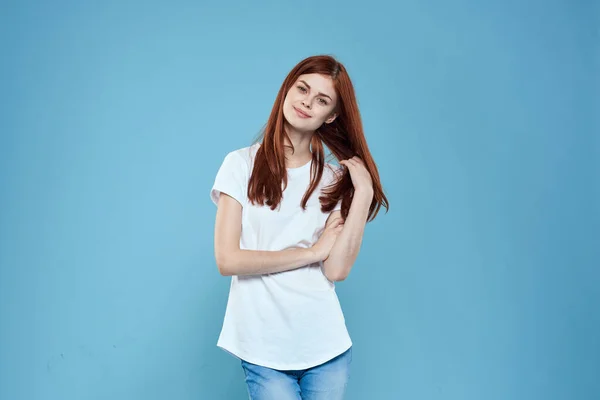 Pretty woman white tshirt long hair glamor lifestyle cropped view blue background — Stock Photo, Image