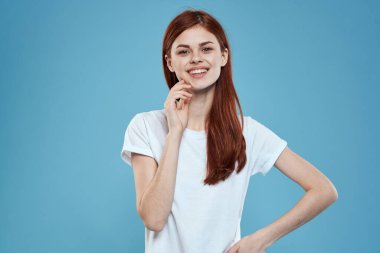 Güzel bayan beyaz tişört uzun saç cazibeli yaşam tarzı kırpılmış mavi arka plan