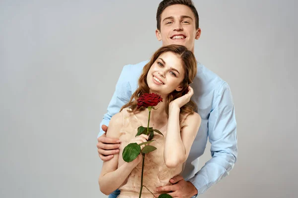 Muž dávat žena růže vztah šarm životní styl objetí životní styl — Stock fotografie