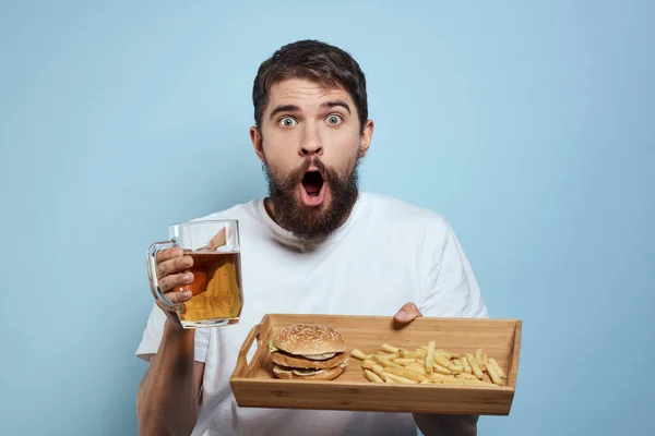 Vrolijke man mok bier fast food dieet voedsel levensstijl blauwe achtergrond alcohol — Stockfoto