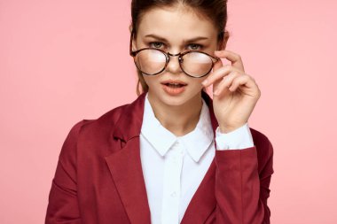 İş kadını kırmızı ceket gözlükleri yönetici yaşam tarzı stüdyo pembe arka plan
