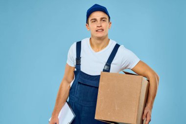 Karton kutulu işçi teslimat yükleyici yaşam tarzı mavi arkaplan