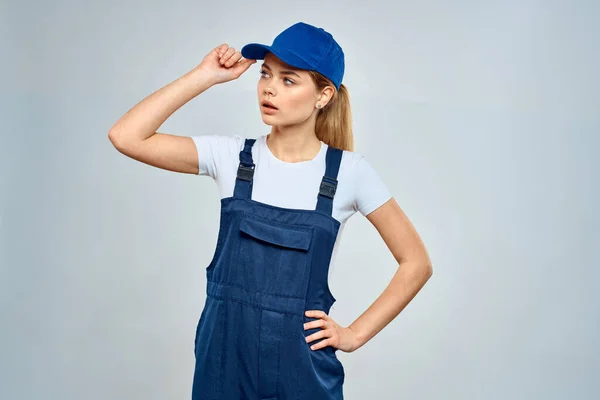 군복을 입고 파란색 모자를 쓰고 생활하는 여성 — 스톡 사진
