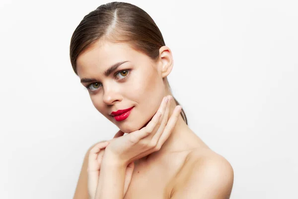 Frau mit Blume hält eine Hand am Hals saubere Hautpflege helles Make-up — Stockfoto