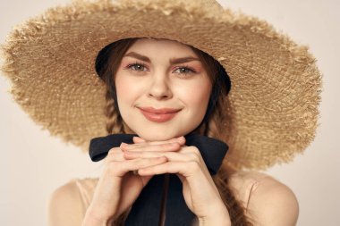 Siyah kurdele görünümlü hasır şapkalı romantik bir kızın portresi.