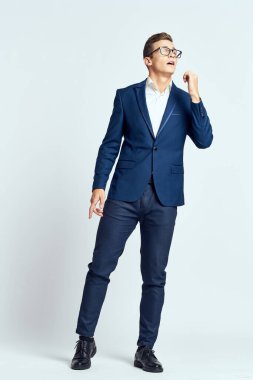 Gözlük takan takım elbiseli bir iş adamı. Kendine güvenen bir yönetici.