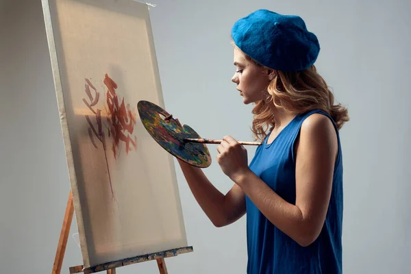 Nő művész kék sapka paletta állvány rajz művészet kreatív hobbi szürke háttér — Stock Fotó