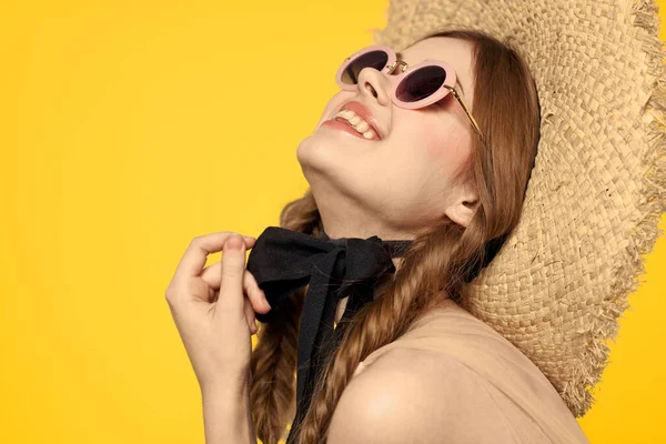 Mulher romântica em chapéu se divertindo em um fundo amarelo e óculos de sol modelo de fita preta retrato — Fotografia de Stock