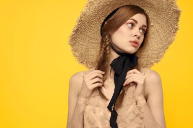 Sarı arka planda kırmızı örgülü kadın portresi.