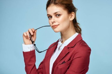 İş kadını gözlükleri kırmızı ceketli yaşam tarzı özgüven mavi arka plan