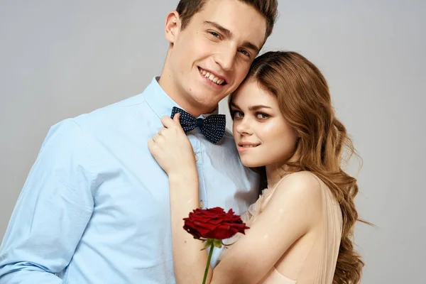 Schönes Paar Beziehung Rose Geschenk als Romantik Umarmung Licht Hintergrund — Stockfoto