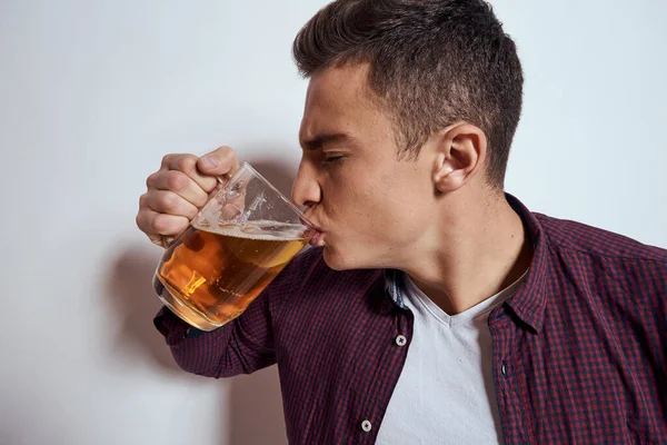 Homme joyeux avec tasse de bière alcool émotions fond clair — Photo