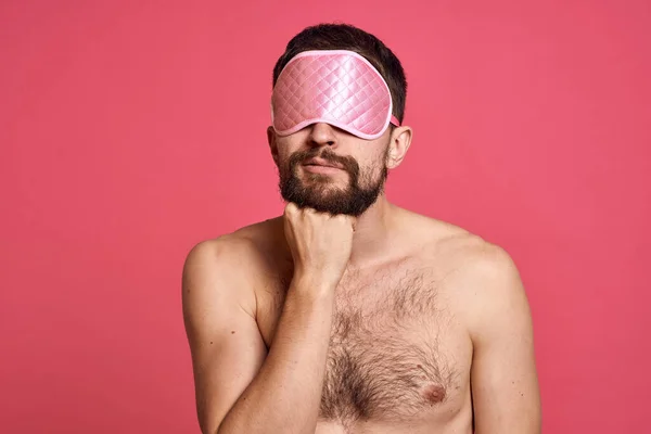 머리 마사지를 받은 남자가 몸을 편하게 해 주는 핑크 색 배경 — 스톡 사진
