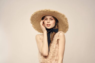 Şapkalı ve arka planda giyinmiş romantik bir kadın elleriyle komik duyguların portresini çiziyor.