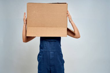 Çalışan üniformalı kadın servis yaşam tarzı paketliyor.