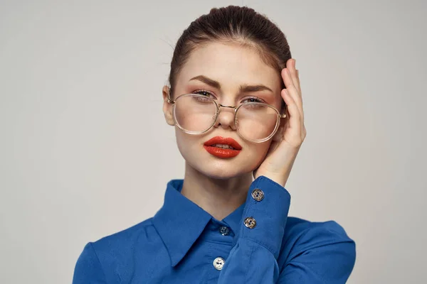 Porträtt av emotionell kvinna i blå skjorta och glasögon ljus makeup modell ljus bakgrund beskärd vy Kopiera utrymme — Stockfoto