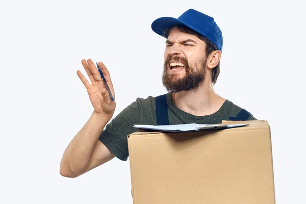 Arbeitende männliche Kurier mit Box in der Hand Dokumente Lieferservice Licht Hintergrund — Stockfoto