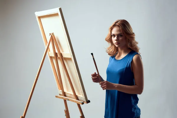 Kadın ressam el fırçasıyla resim çizmeyi sever. — Stok fotoğraf