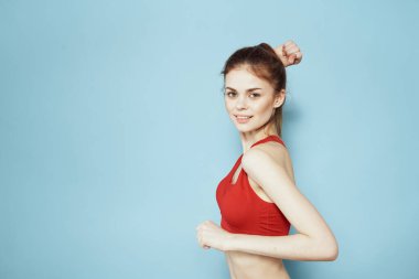 Sportif kadın kırmızı atlet spor salonu yaşam tarzı mavi arka plan