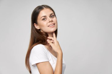 Uzun saçlı, çekici görünüşlü güzel bir kız. Gülümse. 