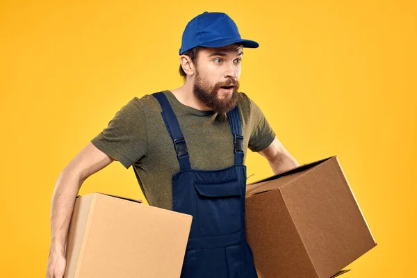 Homem de trabalho com caixa em mãos entrega serviço de transporte de carga — Fotografia de Stock