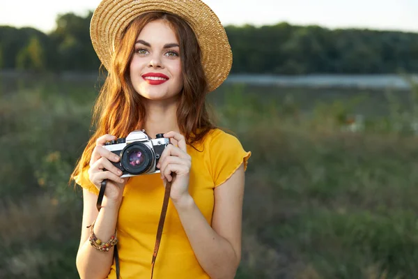 Fotografer wanita cantik di alam senyum bibir merah penampilan menarik — Stok Foto