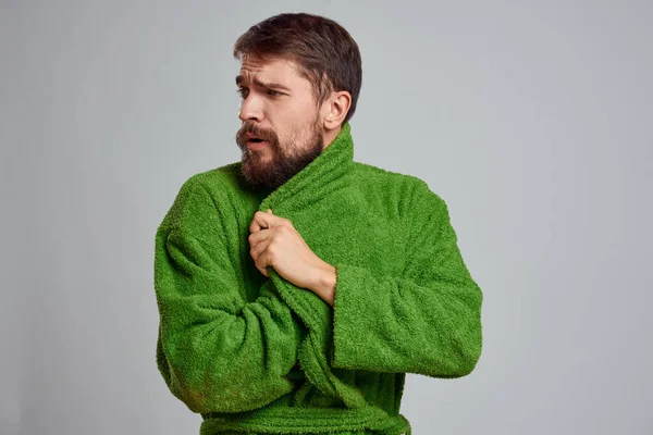Бородатый человек в зеленом халате обрезанный вид серый фон крупным планом — стоковое фото