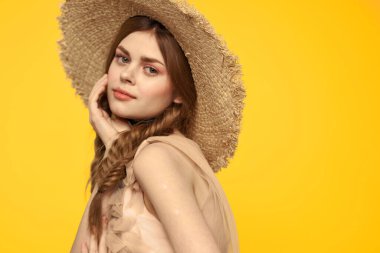 Sarı arka planda kırmızı örgülü kadın portresi.