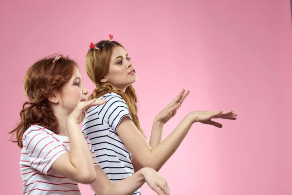 Alegre mãe e filha alegria estilo de vida estúdio rosa fundo família — Fotografia de Stock