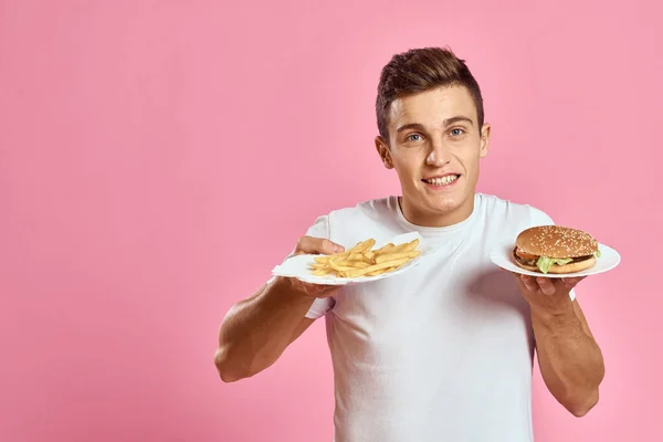 햄버거와 감자튀김을 곁들인 패스트 푸드 열량을 가진 남자 신선 한 음식 감정 모델 — 스톡 사진