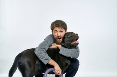 Hafif arka planda köpek eğitmeni olan bir adam. Yüksek kalite fotoğraf