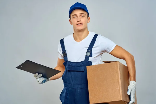 Man arbetare med låda i händer leverans lastning service packning service — Stockfoto