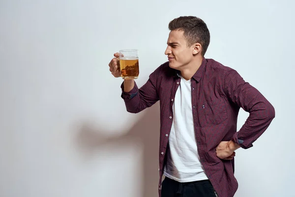 Homme ivre avec une tasse de bière vacances alcool style de vie dans une chemise rouge émotions fond clair — Photo